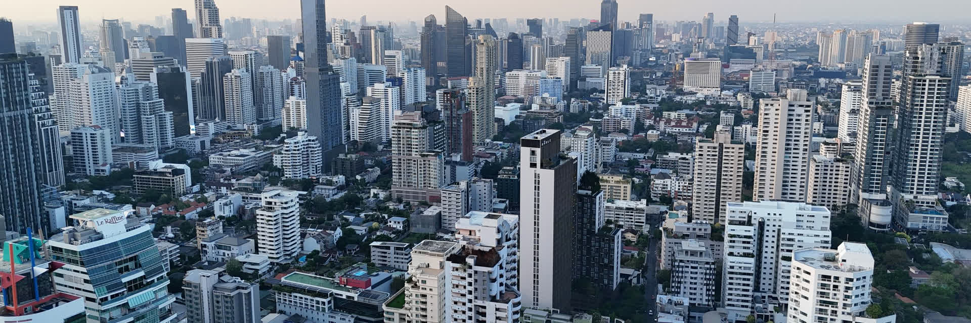 El skyline denso de Bangkok al caer la tarde
